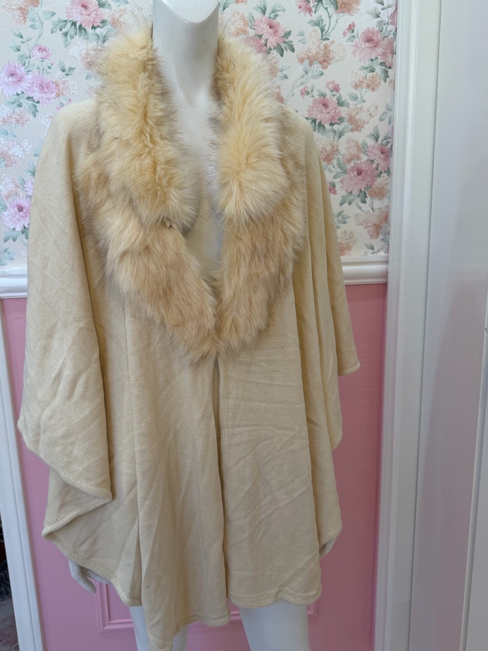 American Vintage Cream Faux-Fur Collar Cape